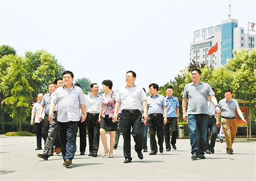 县委书记梁万涛,县长刘海鹰莅临夏邑高中考察.