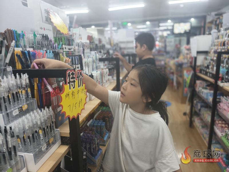 一名小学生在文具店选购学习用品 